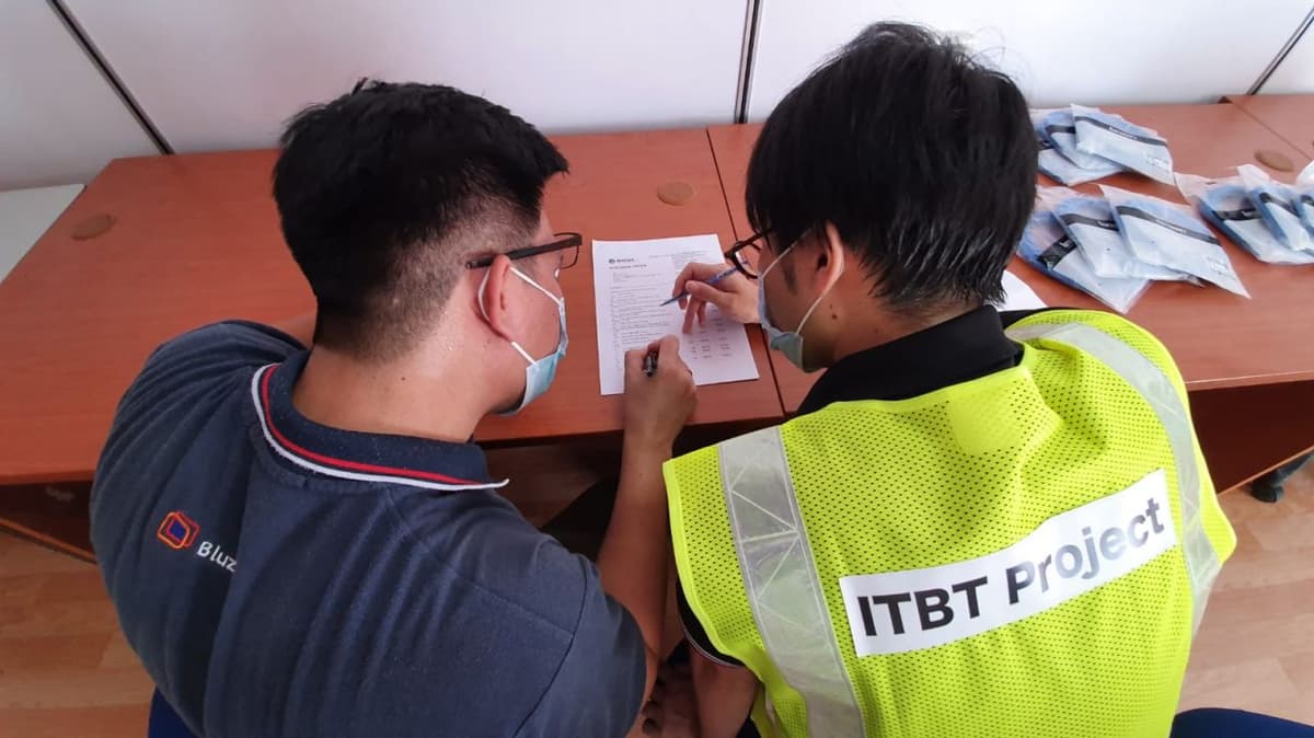 Bluzen at work on the Changi East project